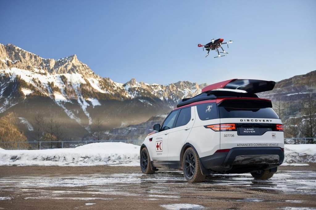  Land Rover Discovery  ar dronu glābs dzīvības