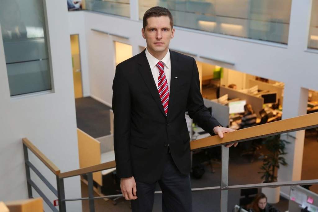 Eksperts: Pensiju līdzekļi ieguldīšanai ceļos nav novirzāmi