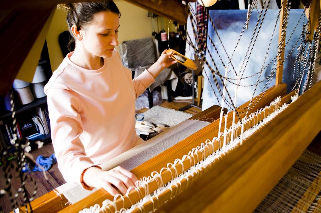 Ar rokaušanu atgriež modē tekstilu