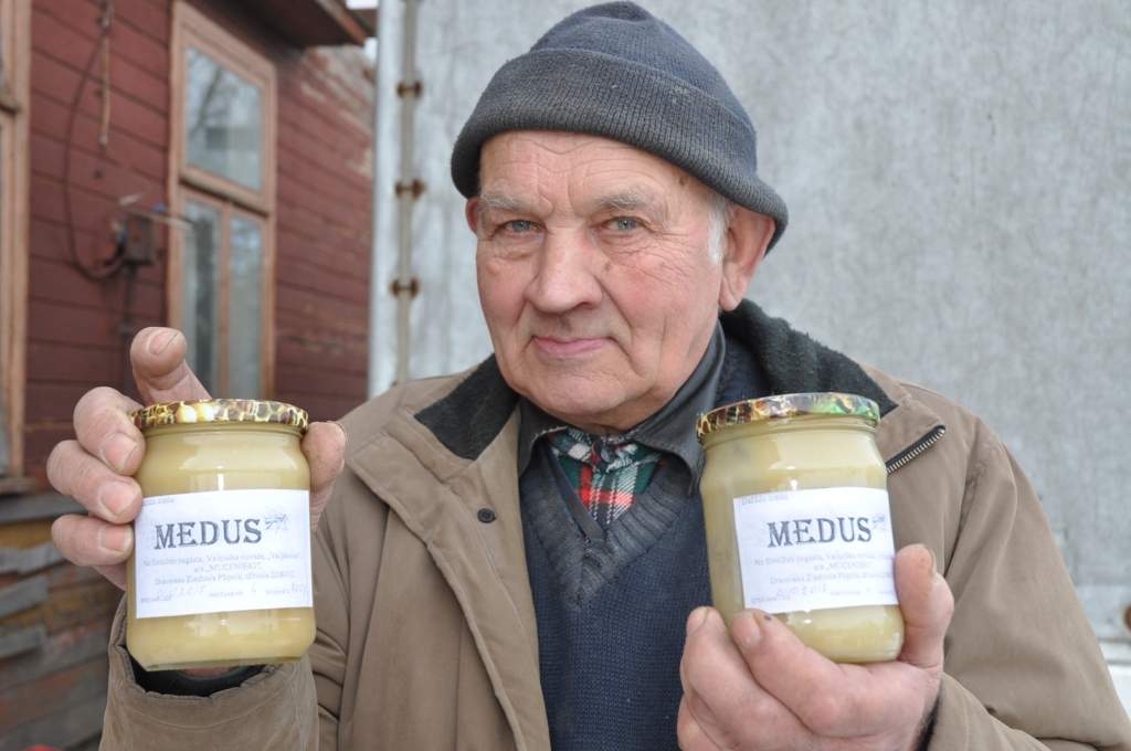 Saimnieko trīs paaudzes, ieklausoties bišu operā
