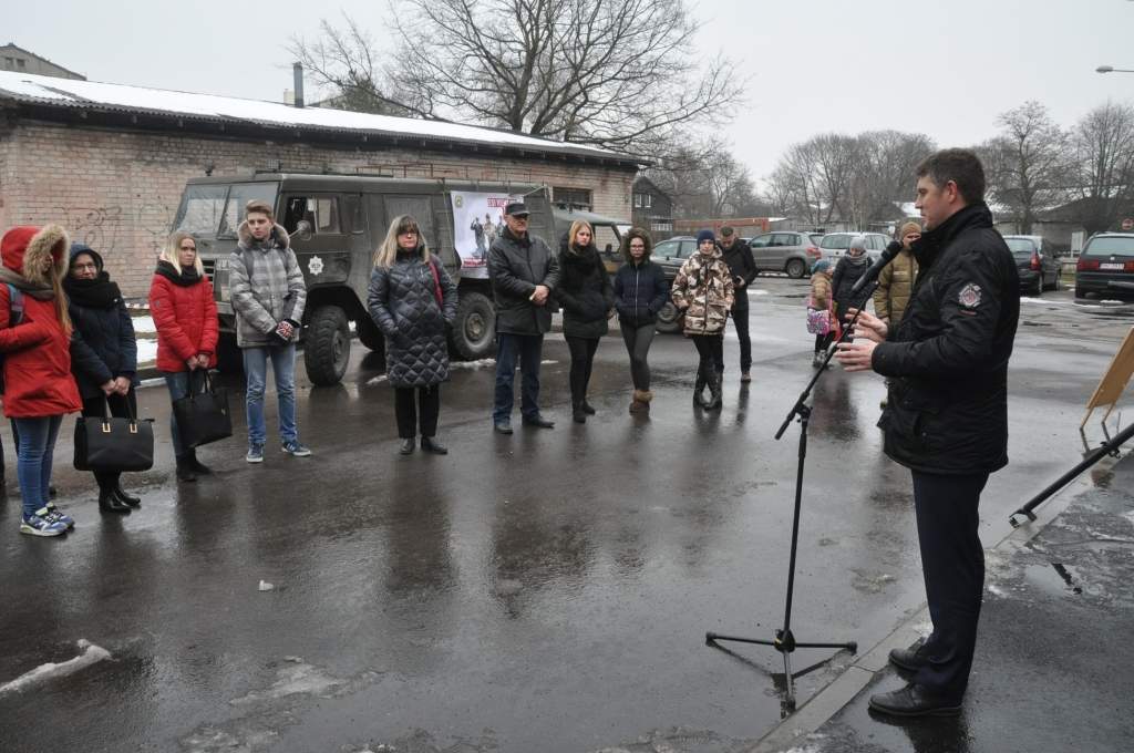 FOTO: Liepājas jauniešiem stāsta par karavīra ikdienu