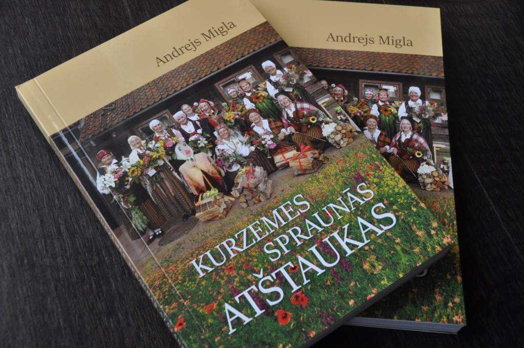 FOTO: Atklāj Andreja Miglas grāmatu par folkloras kopu "Atštaukas"