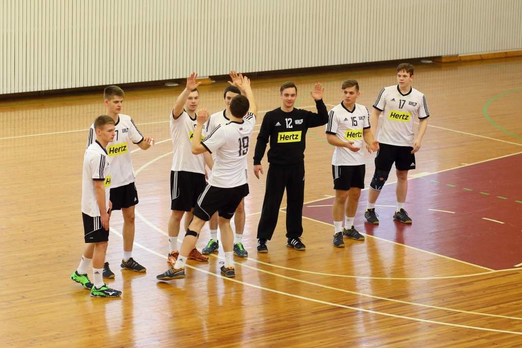 FOTO: "Vaiņode" virslīgas vājāko komandu grupā zaudē "MSĢ/LAT-98" vienībai