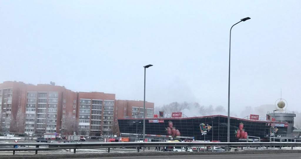 Tirdzniecības centrā Jugla izdeguši aptuveni 200 kvadrātmetri jumta un sporta zāles
