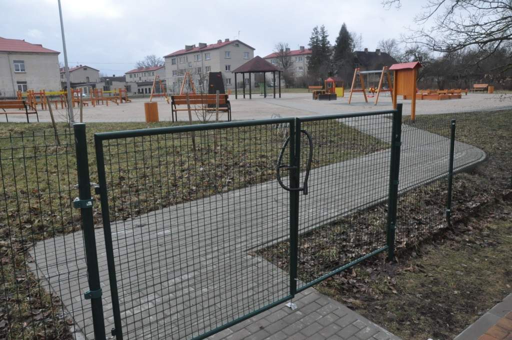 Uzbūvē bērnu rotaļu  laukumu, bet liedz izmantot