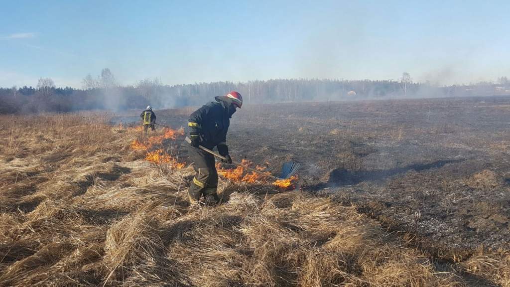 Ugunsdzēsēji atkal dzēš kūlu - šoreiz deg Cīravas pagastā