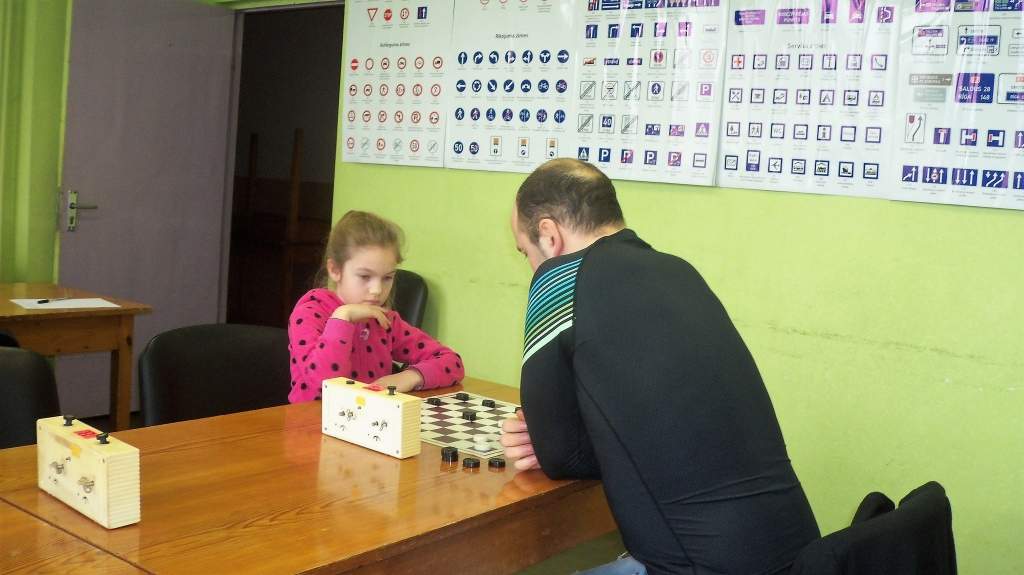 FOTO: Aizputē uzsāk "Tempo" kausa izcīņu dambretē