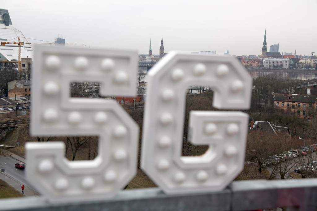 Papildināta - FOTO: LMT uzstāda pirmo mobilo 5G bāzes staciju