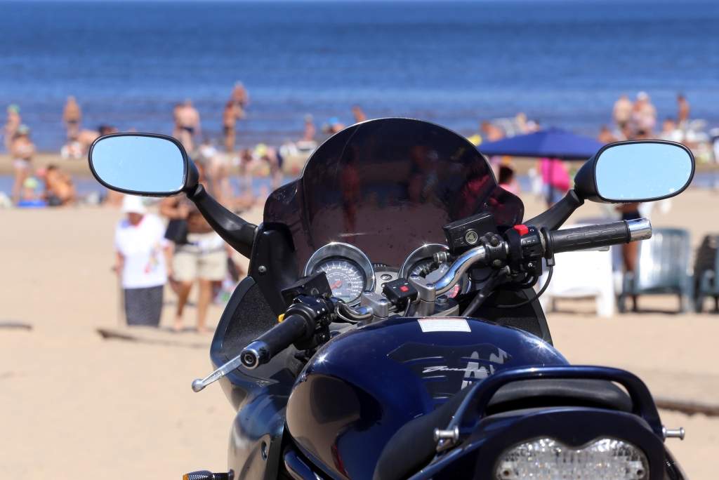 Motociklisti aktīvi balso pret viņiem uzlikto iebraukšanas maksu Jūrmalā