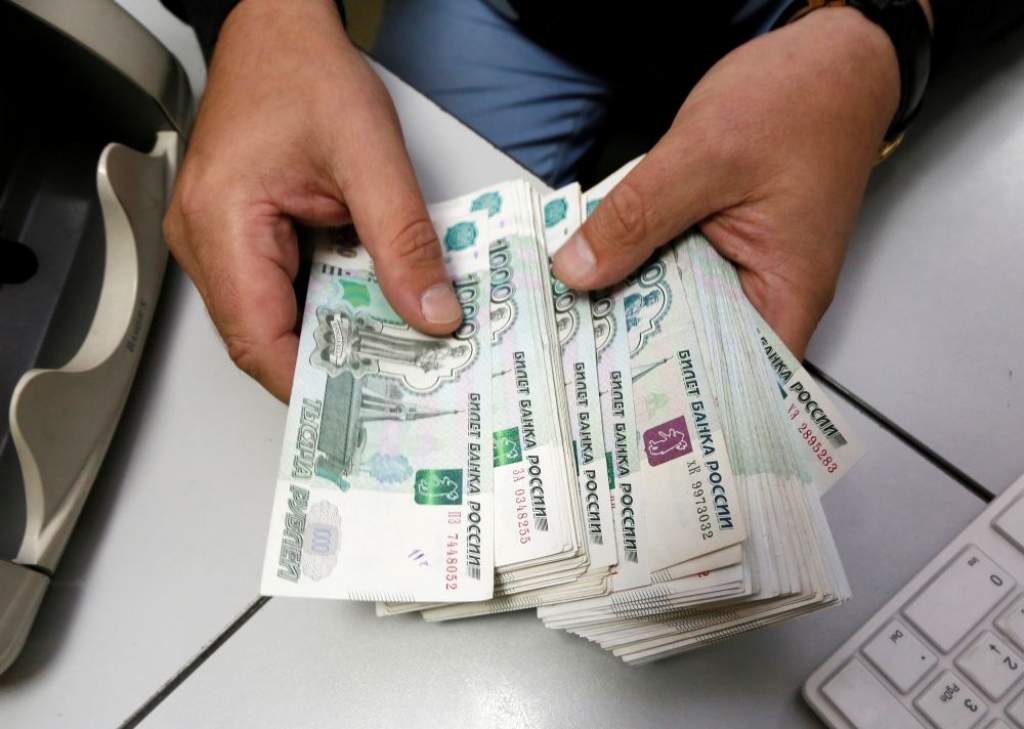 Nespēj vien gana skeptiski izteikties par rubli