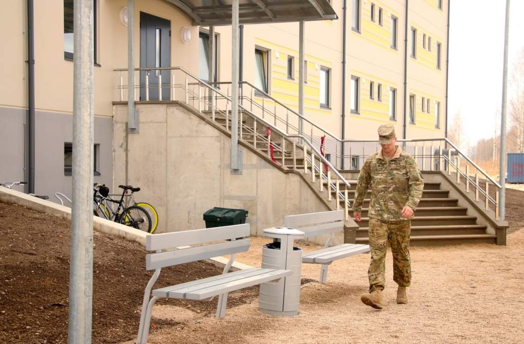 FOTO: Nacionālo bruņoto spēku Aviācijas bāzē Lielvārdē atklāta kazarma