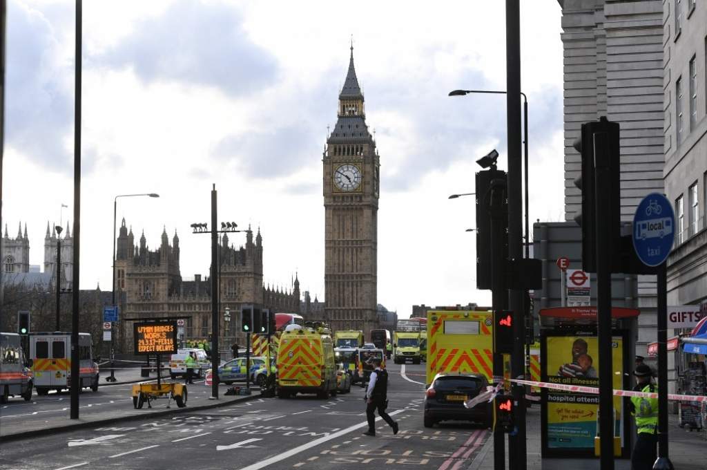 Papildināta - Londonā uzbrukumā pie parlamenta ēkas gājuši bojā 5, ievainoti 40 cilvēki