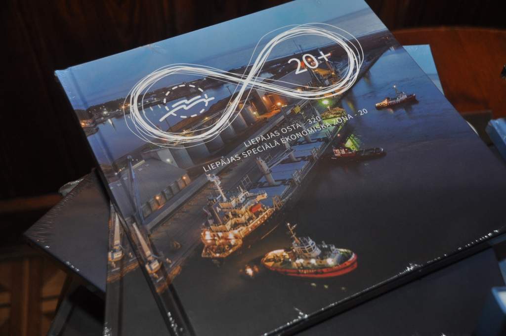 FOTO: Liepājas muzejā atklāj izstādi un grāmatu par ostu