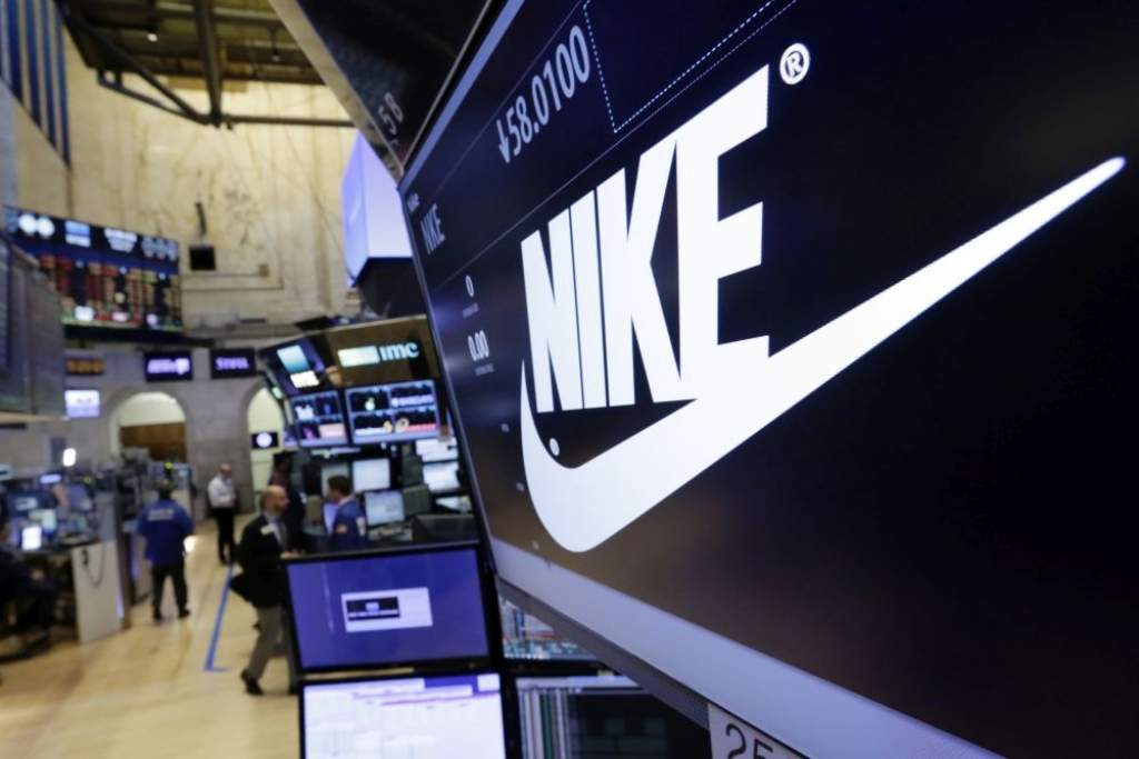 Nike paklūp