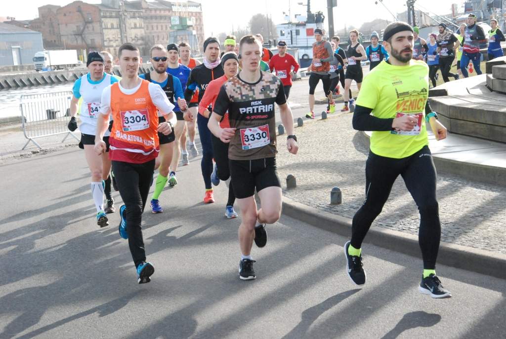 FOTO: Liepājas pusmaratonā uzvar lietuvietis Valds Dopolsks un Anita Kažemāka