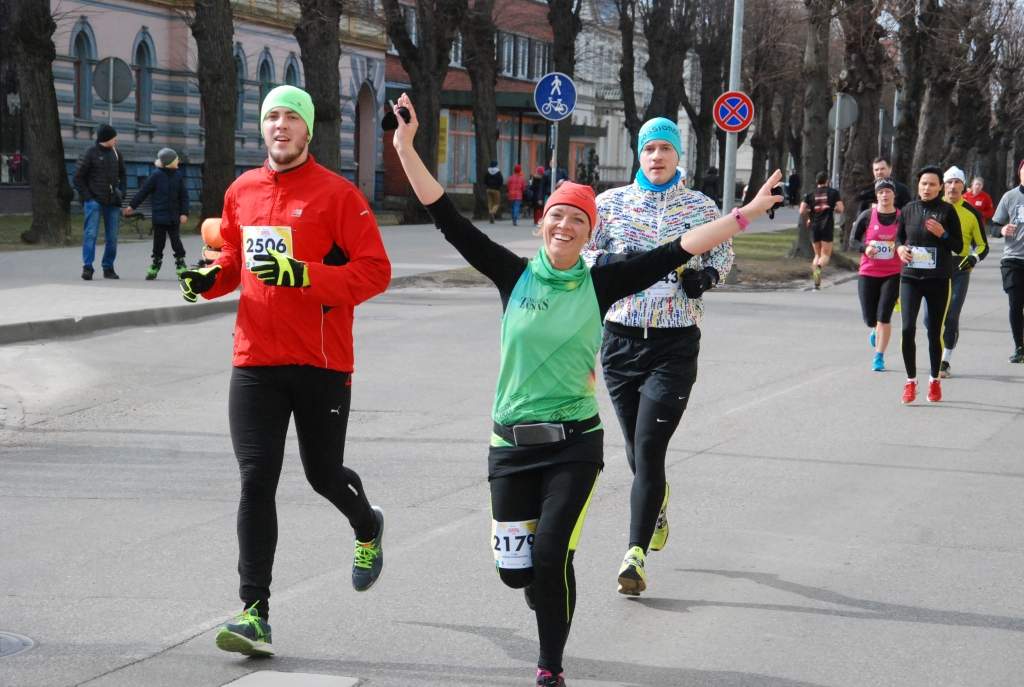 FOTO: Tūkstošiem dalībnieku dodas Liepājas pusmaratona distancēs