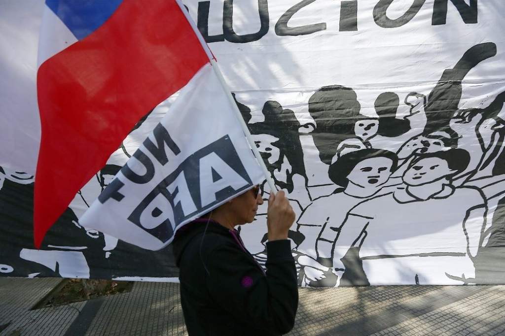 Tūkstošiem cilvēku Čīlē protestē pret privāto pensiju sistēmu