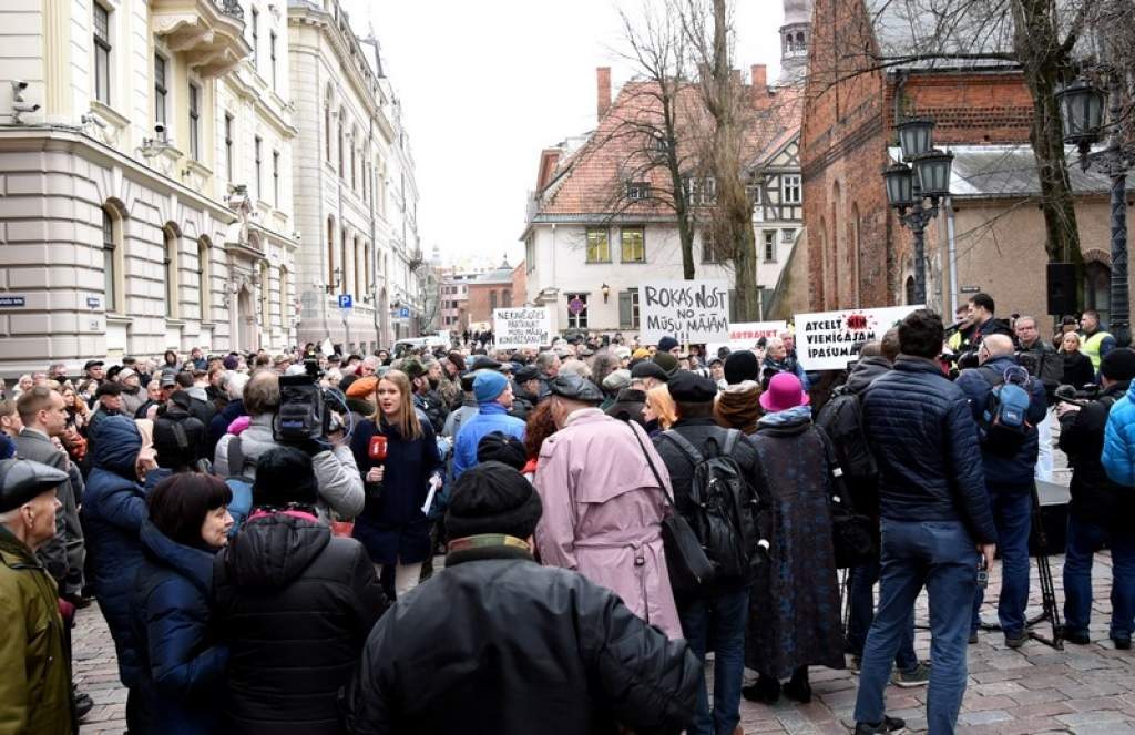 FOTO: Tautas sapulce par NĪN atcelšanu vienīgajam mājoklim