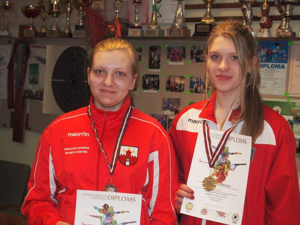 Juniori pārved godalgas