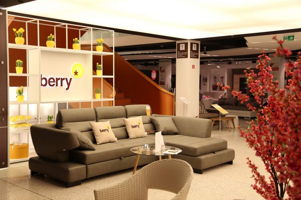 FOTO: Atklāj Lietuvas mēbeļu un interjera veikalu Berry 