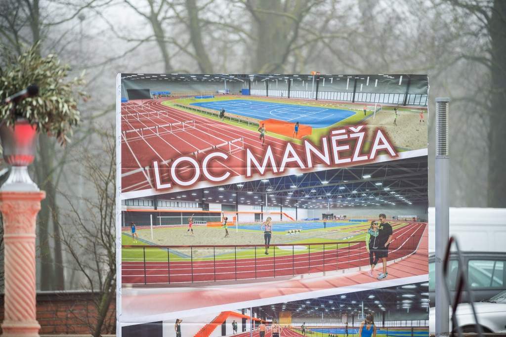 FOTO: Ielikts pamatakmens Liepājas vieglatlētikas manēžai