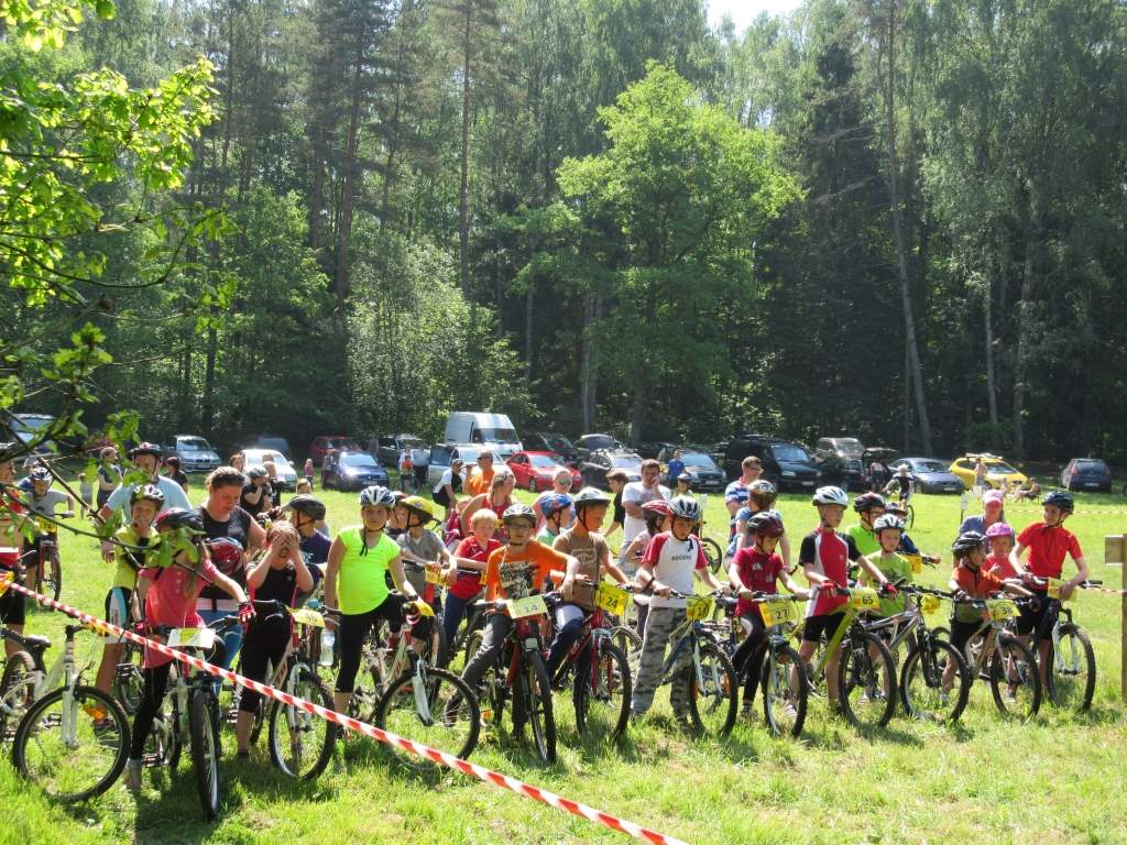 Riteņbraukšanas sezona Priekules novadā sākas ar velokrosa pirmo posmu Kalētu Priedienā