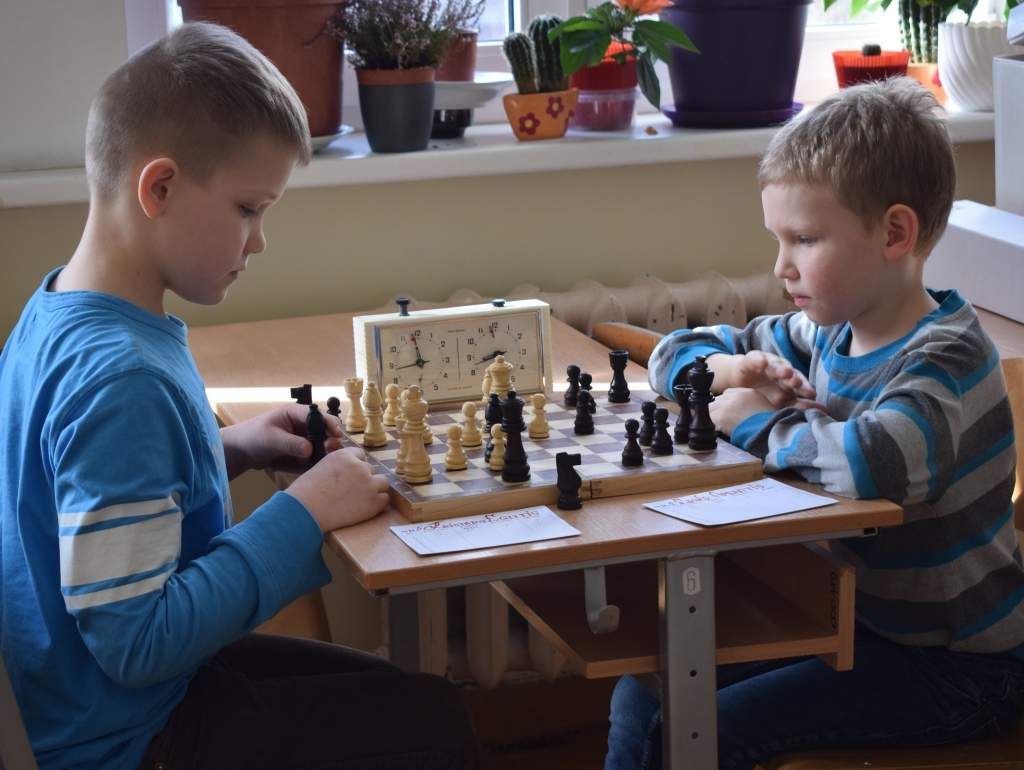 FOTO: Trīs mēnešu garumā cīnīsies Grobiņas skolu šaha čempionātā