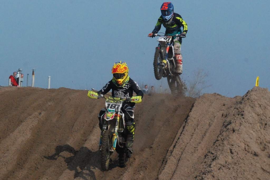 FOTO: Smagā "Laumas" trase pievilina vairāku valstu motokrosistus