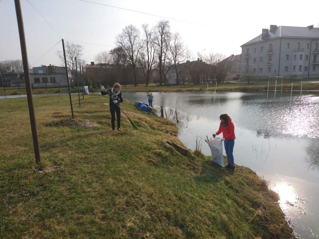 FOTO: Liepājas airētāji sakopj Zvejnieku aleju