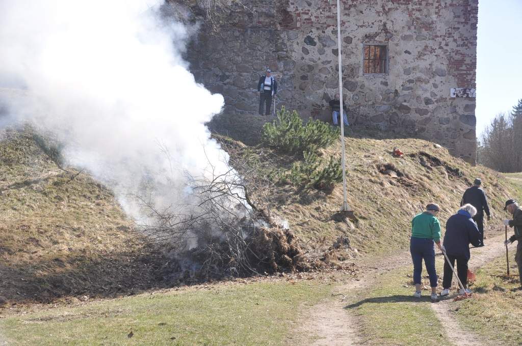 FOTO: Aizputes seniori sakopj Livonijas ordeņa pils apkārtni