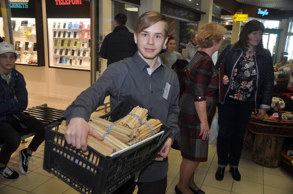 FOTO: Skolēnu mācību uzņēmumi iepazīstina ar savu veikumu