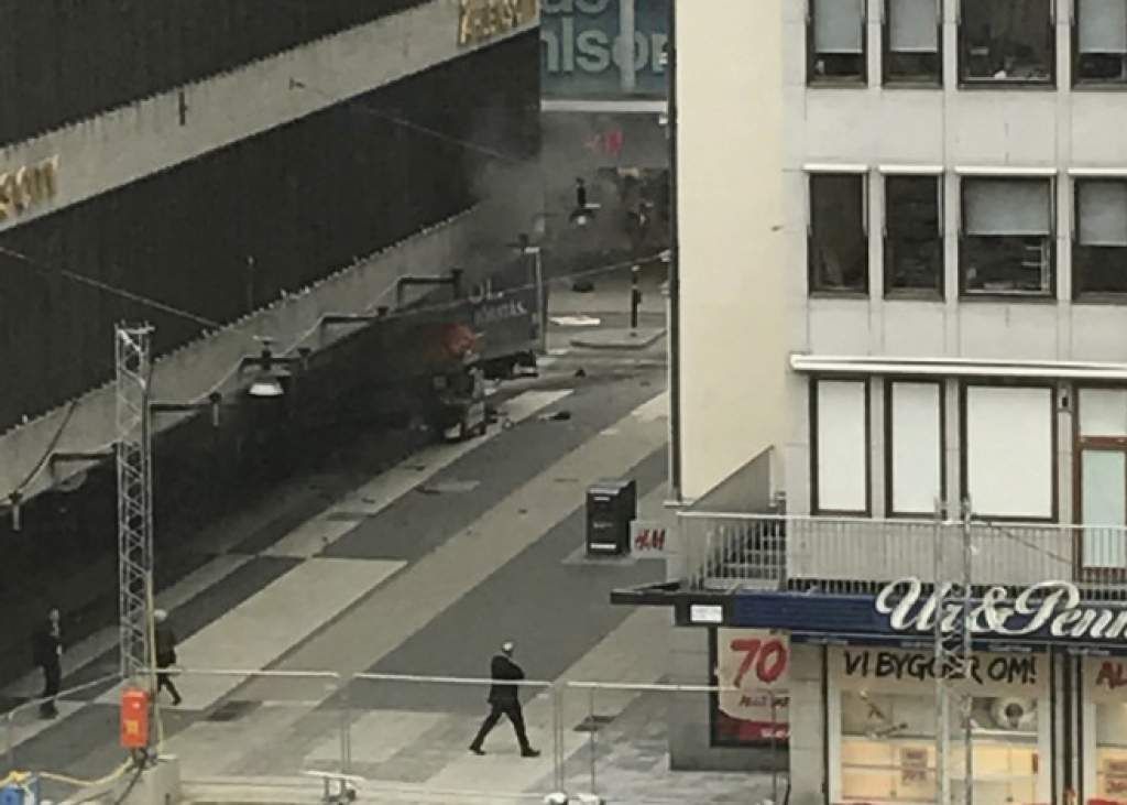 Papildināta - Stokholmā pūlī ietriecies kravas auto; ir bojāgājušie
