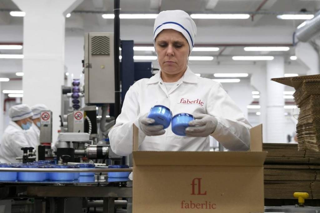 FOTO: Krievijas kosmētikas zīmola Faberlic ražotnē