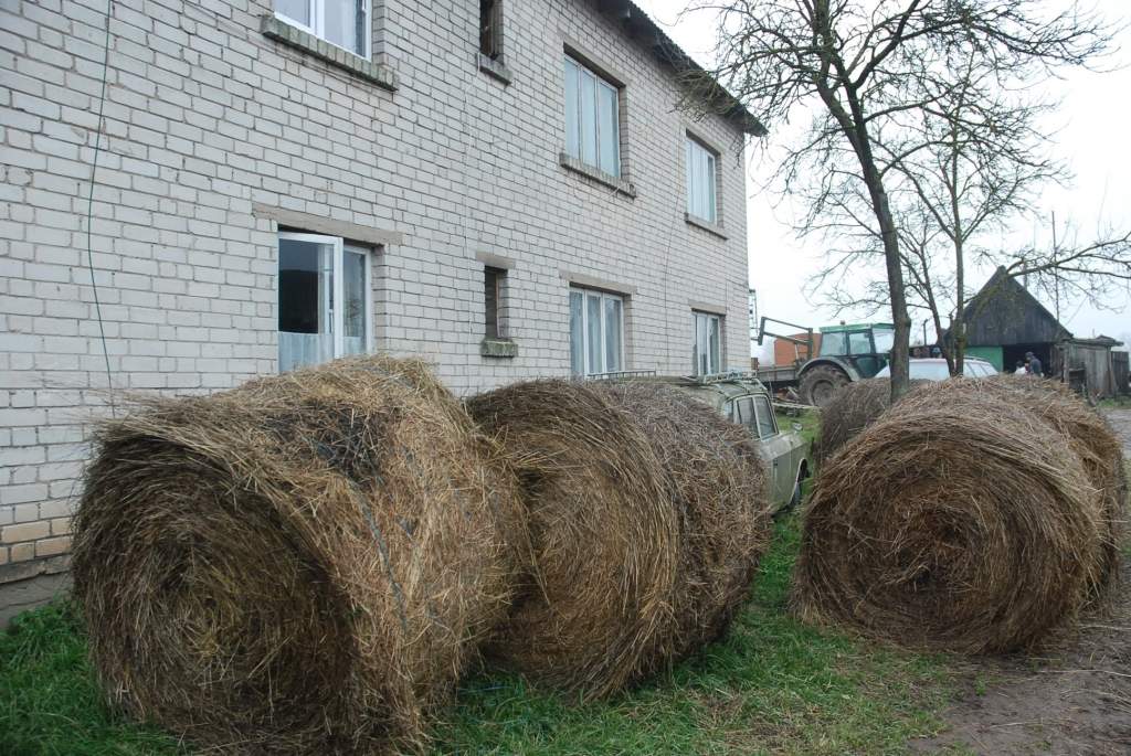 Gramzdā deg kūla, Durbē - siena ruļļi