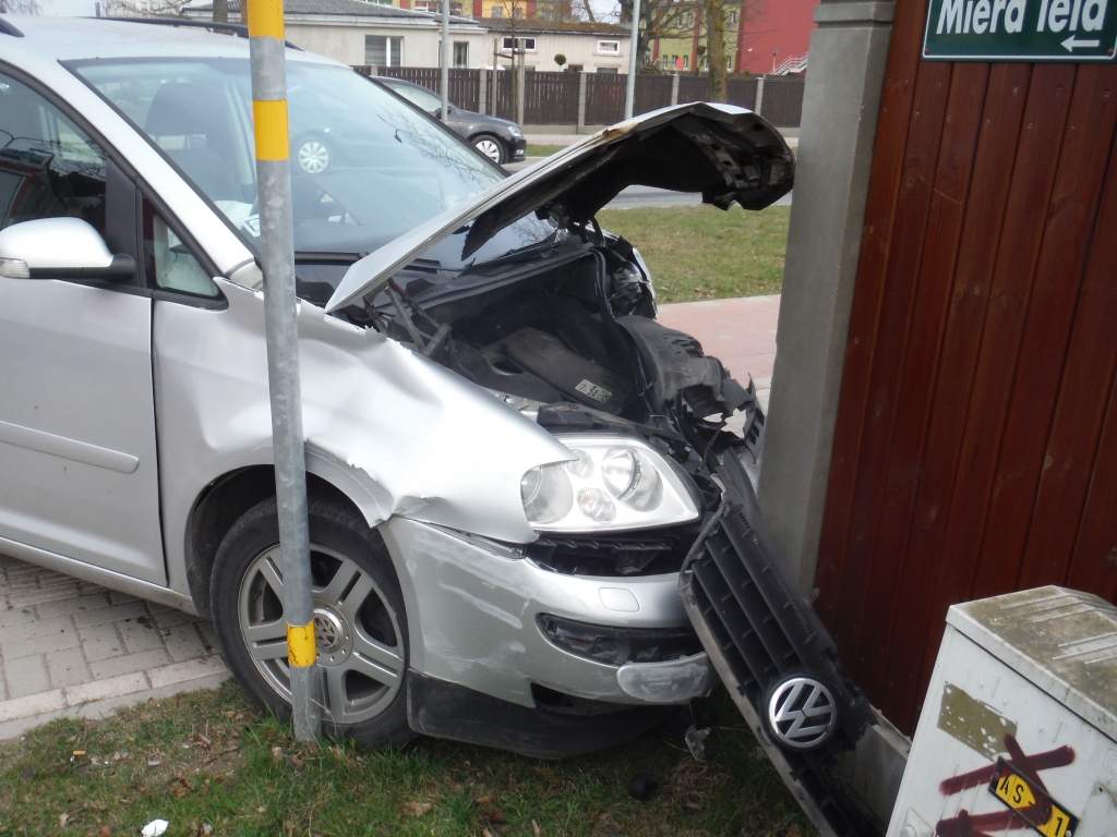 Liepājā automašīna nedod ceļu un izraisa avāriju