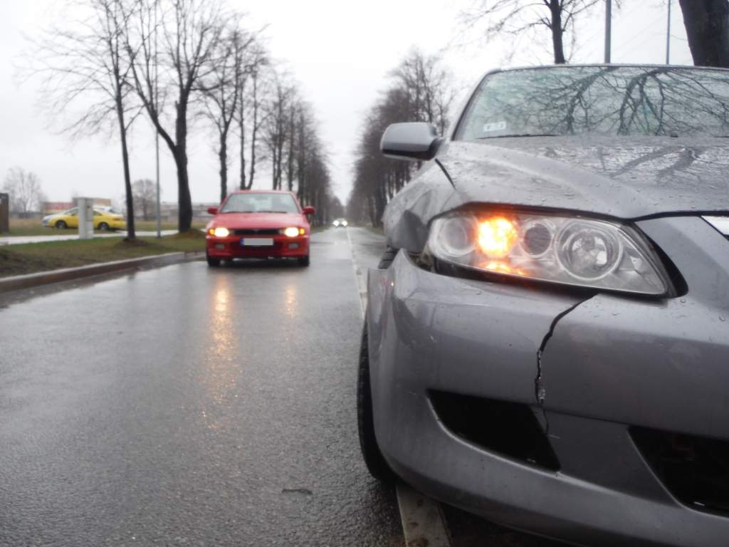 Ignorē ''stop'' ceļazīmi, nedod ceļu un izraisa avāriju