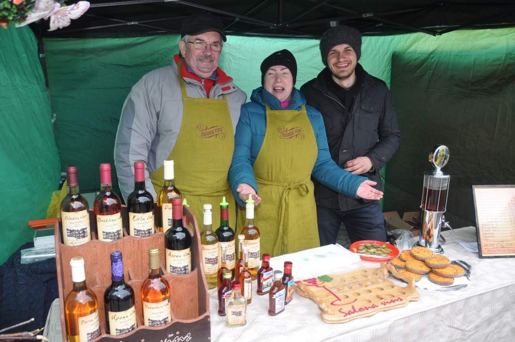 FOTO: Mājražotāju tirdziņš un trušu izstāde Rožu laukumā 