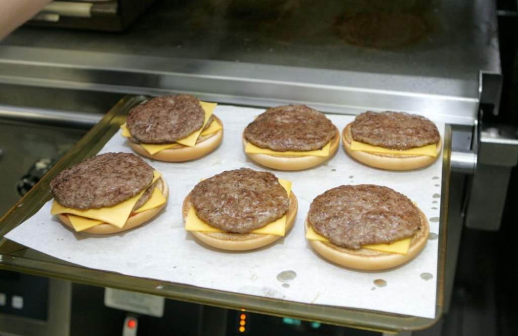 Tiesa prasībā pret McDonald's saistībā ar darbā gūtu traumu piedzen 20 000 eiro