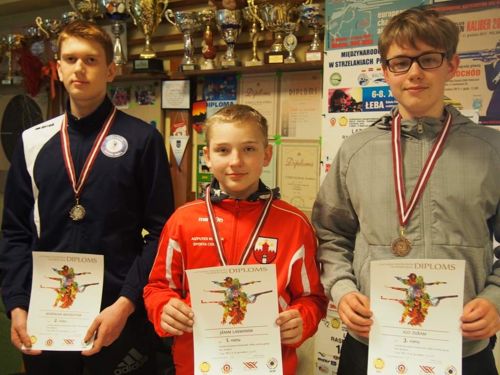 Pārliecinoši uzvar Latvijas jaunatnes čempionātā vidējā vecuma grupā