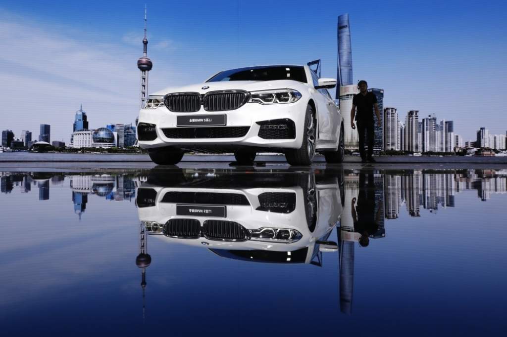 FOTO: Šanhajā izrāda jaunākos superauto