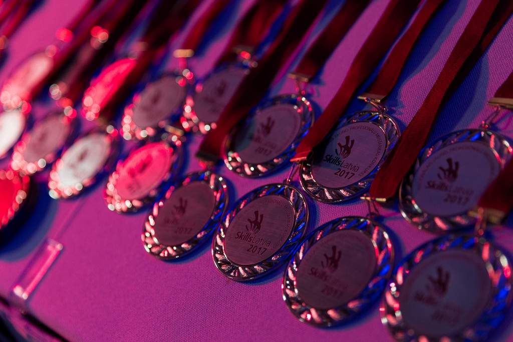 FOTO: Konkursā ''SkillsLatvia 2017'' medaļas ieguvuši 12 audzēkņi no Liepājas