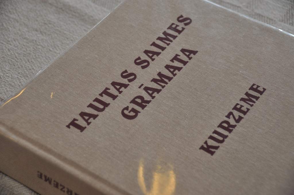 Uzsāk Tautas Saimes grāmatas parakstīšanu