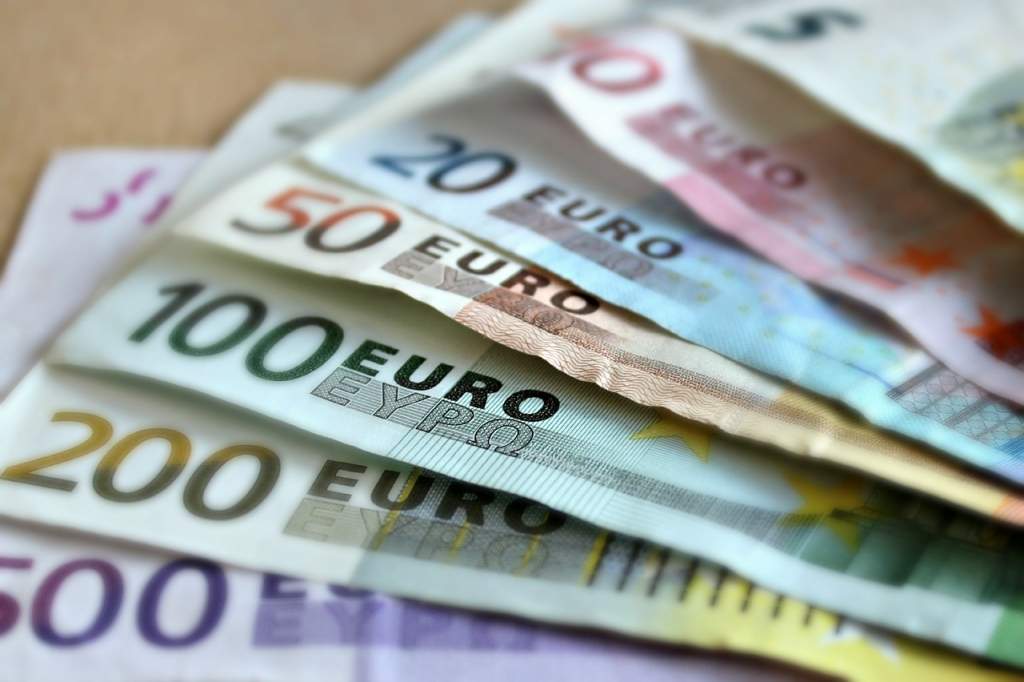 Bankas trīs mēnešos nopelnījušas 104,7 miljonus eiro