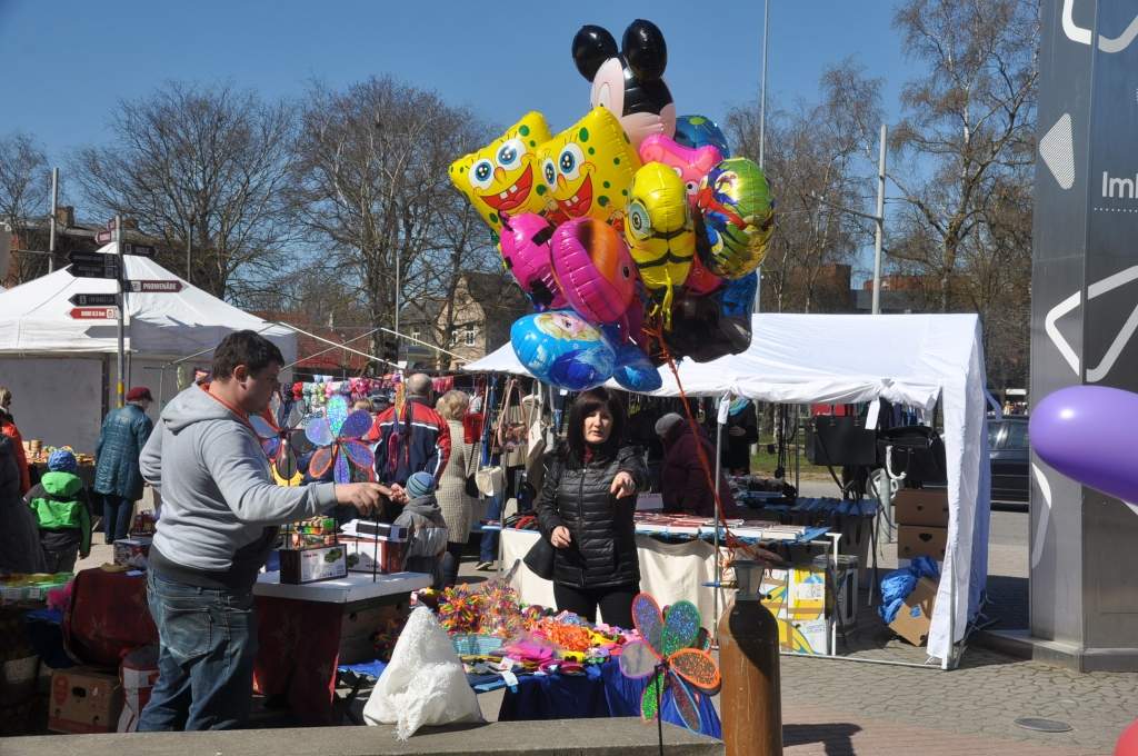FOTO: Rožu laukumā divpadsmito reizi notiek stādu gadatirgus