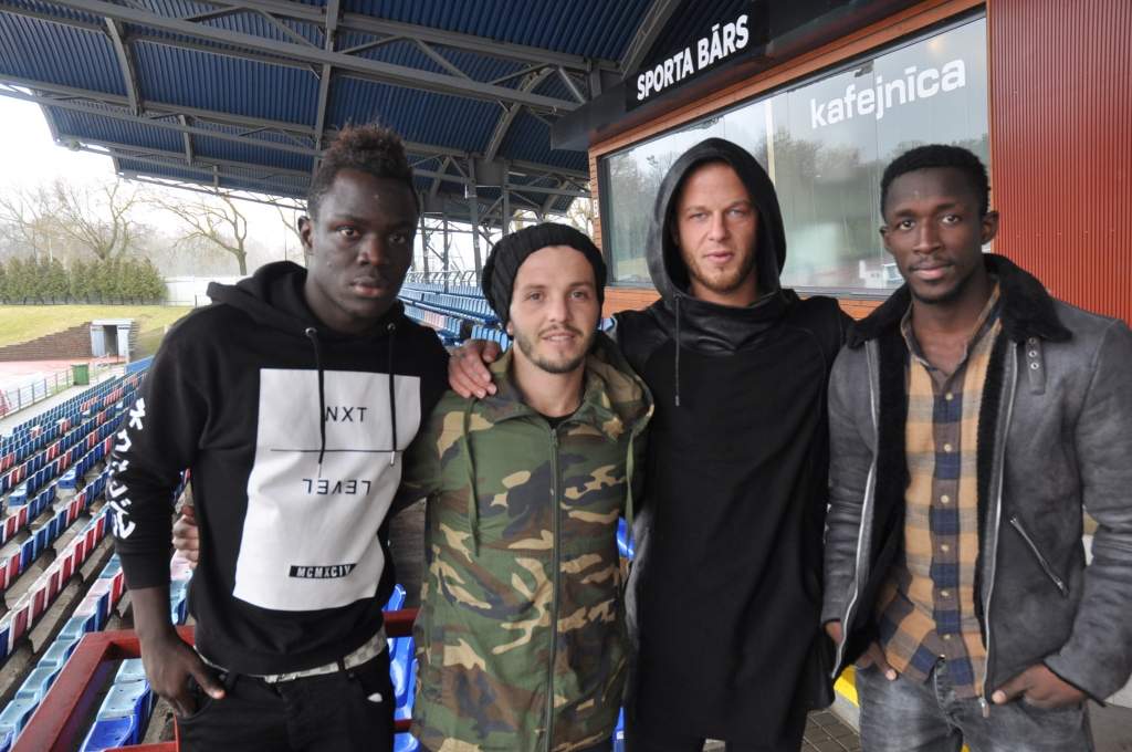 Futbolisti no Dienvidamerikas un Āfrikas palīdz liepājniekiem