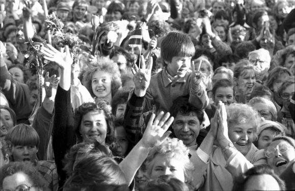 Biedrības namā skatāma izstāde ''Viņi balsoja par Latvijas neatkarības atjaunošanu''