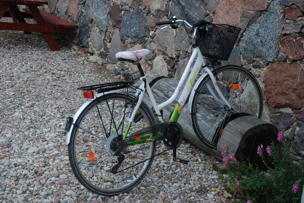 Liepājā notriekti divi bērni, kas uz velosipēda šķēršojuši ielu