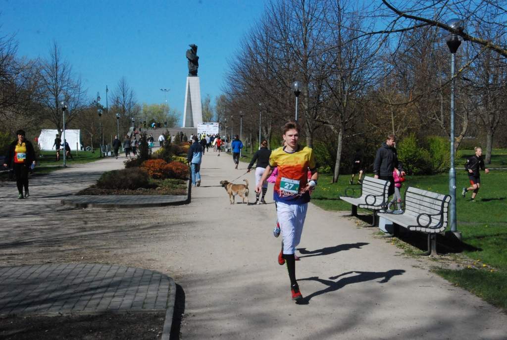 FOTO: Vairāki simti orientieristu Liepājā cīnās par Latvijas čempiona tituliem