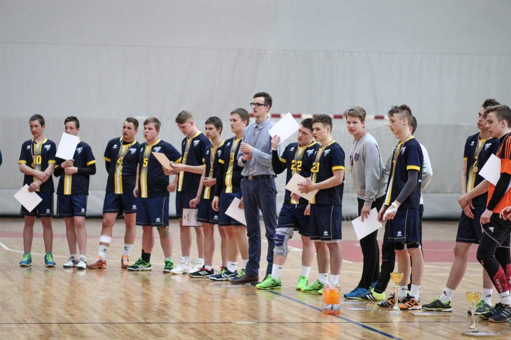 FOTO: "Vaiņodes" U-17 vecuma grupas handbolisti kļūst par Latvijas čempioniem 