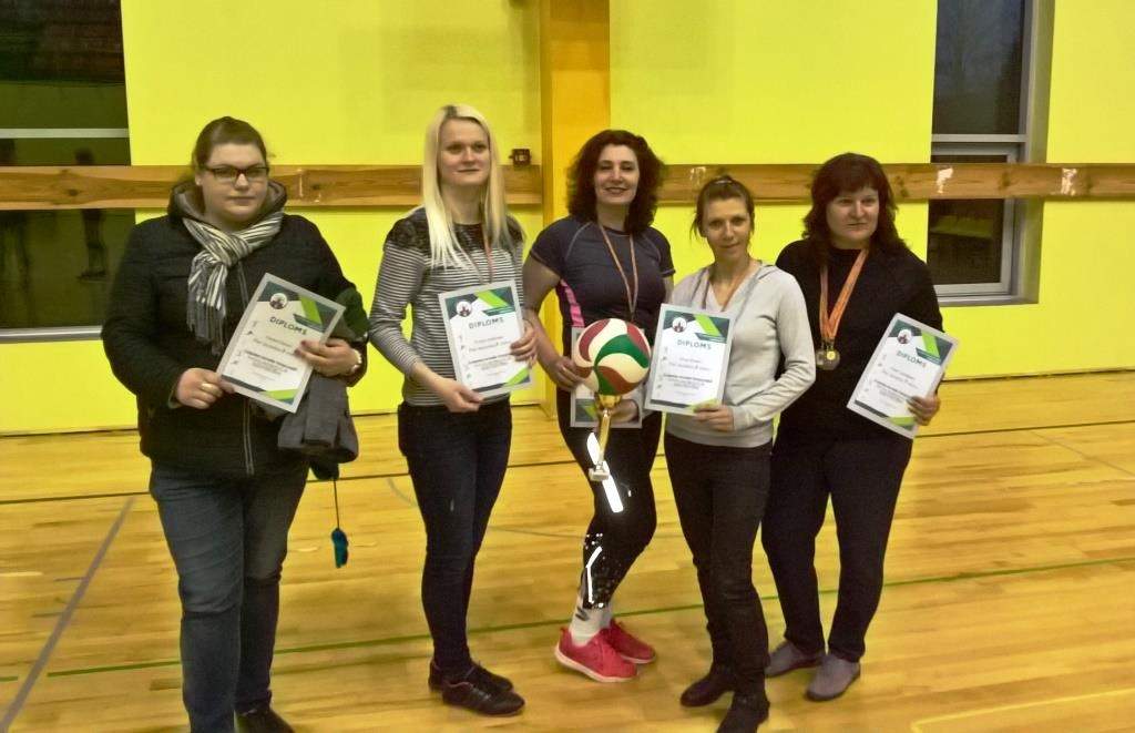 Par Aizputes novada čempioniem volejbolā kļūst "Volejbola dīvas" un "PMK puikas"